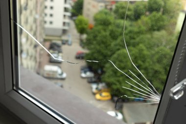 Kırık, kırık camlı, çift camlı bir pencere. Bina ve evdeki üretim kusuru yüzünden. Garanti Üreticileri Kusurlu Ürünler. Garanti veriyorum. Yatay düzlem. - Yakın çekim. Yüksek kalite fotoğraf