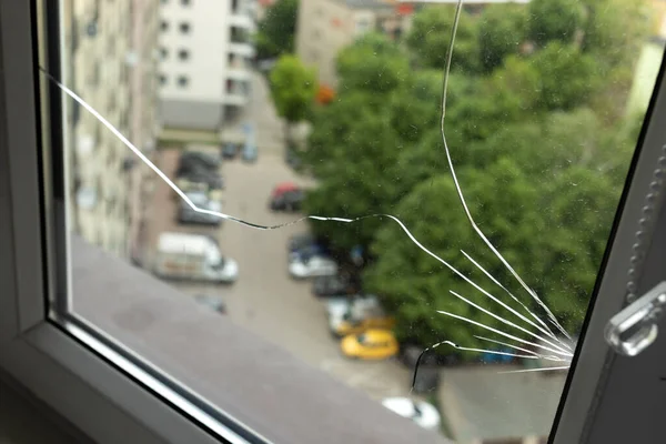Kırık, kırık camlı, çift camlı bir pencere. Bina ve evdeki üretim kusuru yüzünden. Garanti Üreticileri Kusurlu Ürünler. Garanti veriyorum. Yatay düzlem. - Yakın çekim. Yüksek kalite fotoğraf