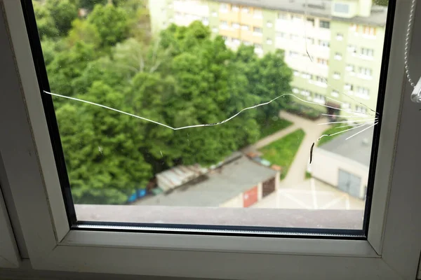 İmalat kusuru ya da bina, ev sıcaklığı farkından dolayı çift camlı penceredeki çatlak ve kırık camlar. Üreticiler kusurlu, kusurlu ürünler. Yatay düzlem. Yakın çekim.