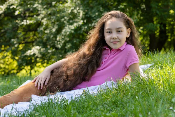 Kis Imádnivaló Lány Extra Hosszú Hajjal Fűben Fekszik Meadow Ban — Stock Fotó