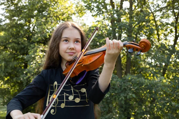 Kis Mosolygós Gyönyörű Lány Játszik Hegedűn Hangszeren Zöld Park Nap — Stock Fotó