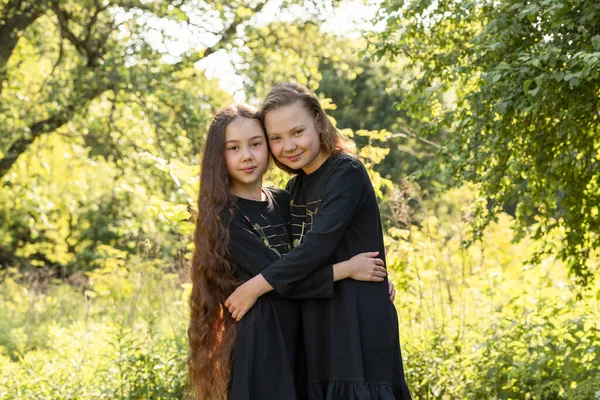 Két Igazi Gyerek Testvéri Ölelés Zöld Fák Park Háttérben Legjobb — Stock Fotó