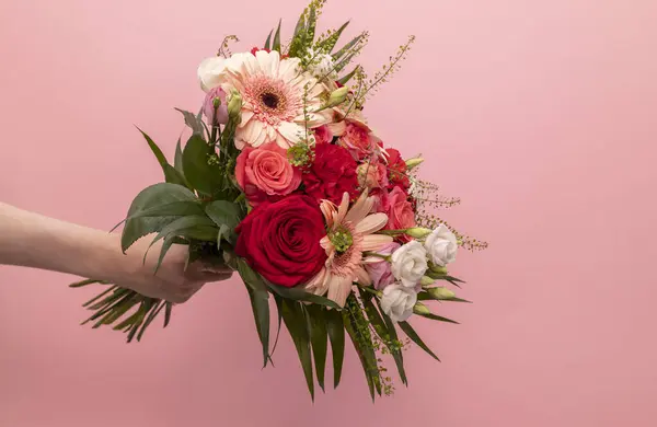 Valódi Emberi Kéz Tartó Gyönyörű Friss Csokor Virágok Menyasszony Vagy — Stock Fotó