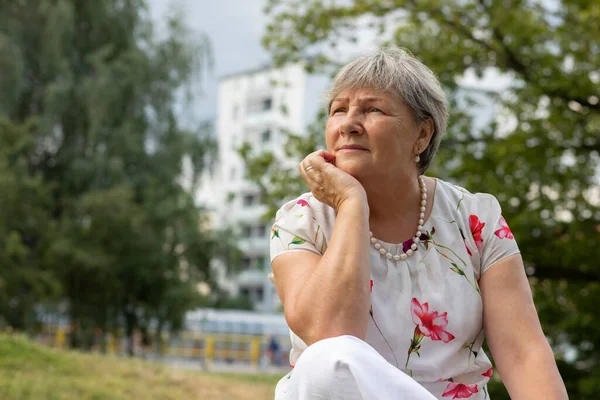 Gri saçlı, son sınıf beyaz kadın portresi parkta oturuyor. Ciddi, şaşkın, endişeli 70 Yo Olgun Kadın, Emeklilik. Sağlık Hizmetleri Yaşam Tarzı, Yaşlı Bayanın Sağlığı. Yatay Kopyalama Boşluğu