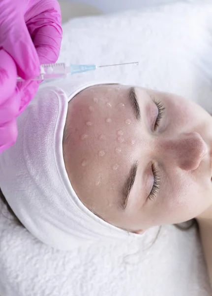 Cosmetologo Che Applica Peeling Iniezione Mesoterapia Con Dermapen Sulla Fronte — Foto Stock