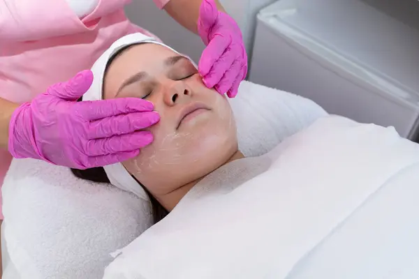 Gezicht Peeling Mask Spa Beauty Treatment Huidverzorging Jonge Blanke Vrouw — Stockfoto