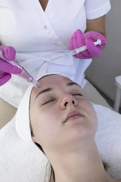 Kosmetolog Aplikující Peeling Pro Mezoterapii Injekce Dermapenem Obličej Čelo Oblasti — Stock fotografie
