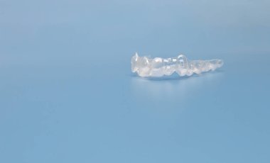 Mouth Guard 'ı tasarla. Mavi arka planda insan üst çene ve alt çene dişleri için saydam diş hizalayıcıları. Diş telleri, Dişlerin Sıralanması. Ortodontik Kavram. Diş bakımı. Uzayı kopyala Yatay.