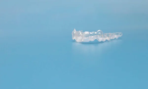 Mouth Guard 'ı tasarla. Mavi arka planda insan üst çene ve alt çene dişleri için saydam diş hizalayıcıları. Diş telleri, Dişlerin Sıralanması. Ortodontik Kavram. Diş bakımı. Uzayı kopyala Yatay.