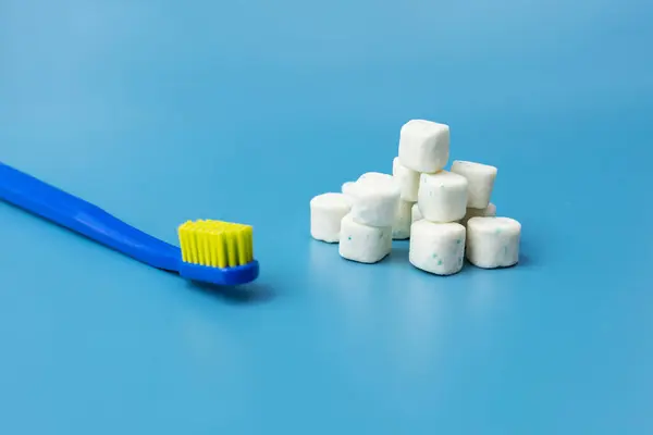 Bunch Healthy Sugar Free Xylitol Cubes White Chewing Gum Toothbrush — Stock Photo, Image