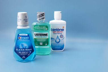 Mavi Arkaplan 'da çok az ağız çalkalama, gargara, listerin ve biyotene rastlanır. Mesaj için yer var. Ağzını çalkalamak için sıvı. Oralcare Ürünleri. Yatay düzlem. Phoenix, ABD: 09.24.2023.