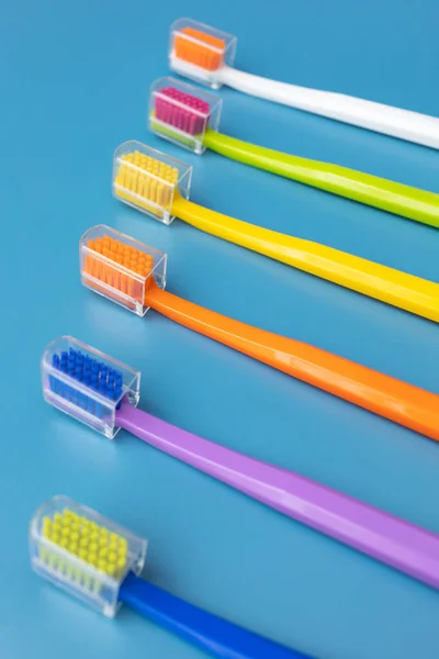 Große Anzahl Von Mehrfarbigen Zahnbürsten Reihe Auf Blauem Hintergrund Morgenhygiene — Stockfoto
