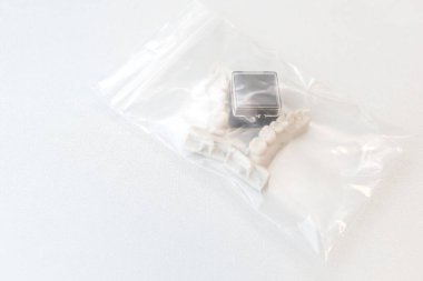 Diş Tacı ya da Kutuda Diş Kapağı, Plastik Pakette İmplant Model Diş Desteği. Top View, Metin İçin Yer. Taç Teslimatı. Köprü yerleştirme. Yatay düzlem. Yüksek kalite fotoğraf
