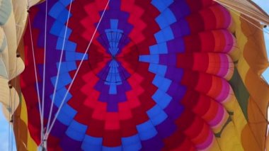 Ateşli Parlak Renkli Sıcak Hava Balon Kubbesi, İçeriden Görüntü. Çok renkli, yatay düzlem. Yüzen Sıcak Hava Seferi, Ride. Neşeli, Muhteşem Eğlence. Ağır çekim. Yüksek kalite FullHD