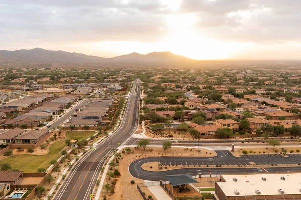 Yol ve Dağ Buttes 'ın hava manzarası Phoenix, Arizona' daki yerleşim alanı turuncu gün doğumu ya da günbatımı gökyüzü. Arizona mı? Ulusal Arizona Günü, 21 Haziran Güzel Tepeler, Manzara