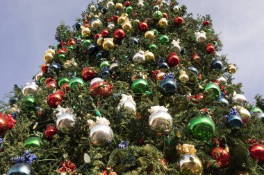 Kapalı Noel Oyuncakları, dekore edilmiş Yeni Yıl Ağacı Süslemesi, Arkaplanda Mavi Güneşli Gökyüzü. Metin için Boşluğu Kopyala. Yatay düzlem. Zarif Çam Ağacı. Seyahat ve Tatil. Yüksek kalite fotoğraf