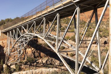 Köprü Destek ve Altyapı Metal İnşaatı. Mavi Gök ve Dağ. Perçinler ve metal kirişlerdeki diş telleri. Midgley Köprüsü, Sedona Arizona, Coconino Bölgesi. Oak Creek Kanyonu Yüksek Kalite