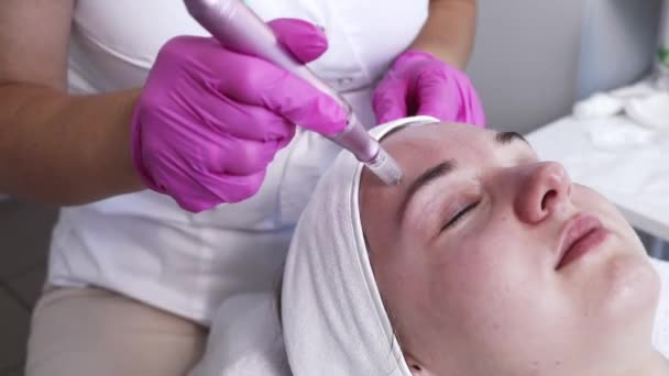 Kosmetolog Dokonywanie Mezoterapii Wstrzyknięcie Dermapen Face Obszar Policzka Młodej Kobiety — Wideo stockowe