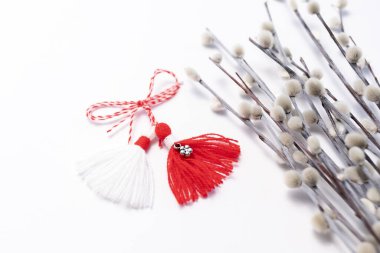 Yakın plan Martenitsa, Baba Marta, Beyaz Arkaplanda Söğüt Dallı Martisor. Geleneksel Bayram Sembolü 1 Mart. Romanya, Bulgaristan ve Moldova 'da Büyükanne Marta Günü Kutlaması. Yatay düzlem.