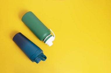 Mockup Top View yeniden kullanılabilir spor su şişesi, sarı arka planda protein karıştırıcı. Metin için Boş Alan. Tumbler, Ürün Şablonu. Yatay düzlem. Yüksek kalite fotoğraf