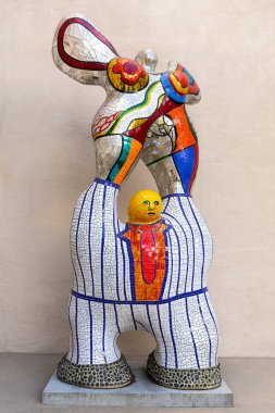Renkli Mozaik Heykel Şairi ve ilham perisi Mingei Müzesi yakınında, Balboa Parkı Fransız heykeltraş Niki de Saint Phalle tarafından yaratıldı. Dikey düzlem. San Diego, Usa. 13 Mart 2024 