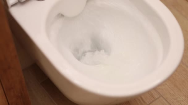 Nahaufnahme Toilette Spülen Sauberkeit Wasser Spült Spült Die Weiße Toilettenschüssel — Stockvideo