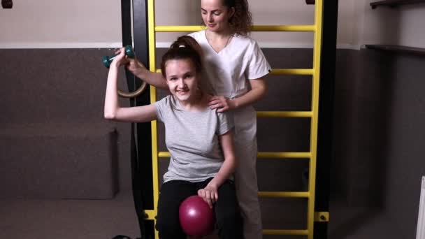 Doktor Mutlu Engelli Çocuk Aptal Büyütmesine Rehabilitasyon Odasında Fiziksel Egzersiz — Stok video