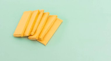 Biyolojik Açılır Mutfak Tabağı Sponge, Yeşil Arkaplanda Selüloz Sıkıştırılmış Sünger, Temizlik ve Temizlik İçin Doğal Ürün. Mockup, Metin için Boşluğu Kopyala. Yatay Düzlem, Tasarım.