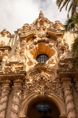 Araştırma Kütüphanesi, Doğa Tarihi Müzesi San Diego, Balboa Parkı. Kaliforniya mı? İspanyol Koloni Diriliş Mimarisi. Nat. Dikey. Palmiye ağacı. Turizm, Seyahat, 13 Mart 2024 San Diego.