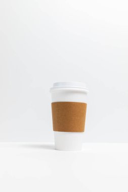Ayrı Kâğıt Kahve ya da Çay Bardağı, Beyaz Lid ve Kollu Beyaz Arka plan. İçecek ya da içecek için sıcak çay bardağı, dikey düzlem, kopyalama uzayı. Go Foodservice Uygulamasında