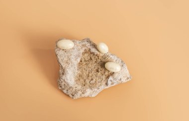 Taşın Üzerinde Progesterone Kapsülleri, Şeftali sarısı arka plan. Doğal Ürün Konsepti. Menopozlu Hormon Terapisi, Oral Rota. Menopoz. Döngü Değişiklikleri. Üst Manzara. Hormonlar. Yüksek Kalite Fotoğraf