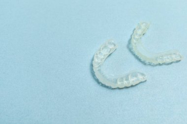 Üst Manzara Kirli Diş Gece Nöbetçileri Kutuda, Beyaz Pembe Konteynır. Mavi Arkaplan. Metin için Boşluğu Kopyala. Mockup Clear Retainer. Ağız temizliği, temizlik. Yatay düzlem. Yüksek kalite fotoğraf