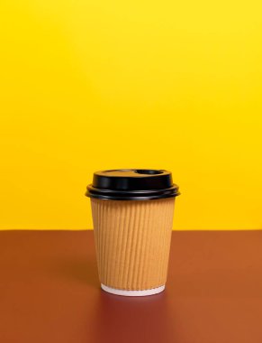 Mockup Brown Kağıt İçecekler kupası, Kahverengi Lid ve Sarı Arka plan. Uzayı kopyala Go Food Servisi başvurusunda. Dikey düzlem, Eco Hot Beverage Tumbler Yüksek kalite fotoğraf