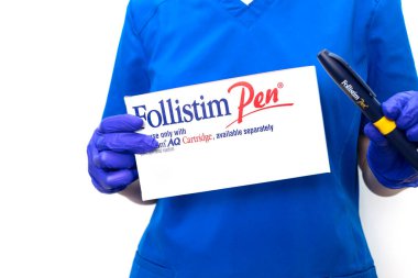 Beyazların Arkaplanındaki Follistim Kalemi Doktoru, Kısırlaştırıcı Hormon tedavisi için kullanılan tıbbi enjeksiyon cihazı, FSH. Kısırlık Phoenix, Usa: 16.05.2025
