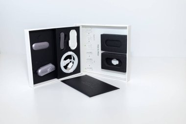 Kutuyu aç, PLAUD Not AI Ses Kaydı Ayarlandı. Kablolu Mor Cihaz, AI Teknoloji Dersler, Toplantılar, Beyaz Arkaplanda Beyaz Kutuda Çağrılar. Yatay olarak. Phoenix, AZ USA: Haziran 05 2025