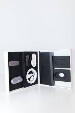 Kutuyu aç, PLAUD Not AI Ses Kaydı Ayarlandı. Kablolu Mor Cihaz, AI Teknoloji Dersler, Toplantılar, Beyaz Arkaplanda Beyaz Kutuda Çağrılar. Uzayı kopyala, Dikey. Phoenix, AZ USA: Haziran 05 2025