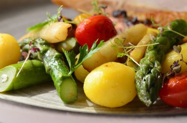 Kızarmış tavuk göğsü, sebze tabağı, bir restoranda servis edilen yemek.