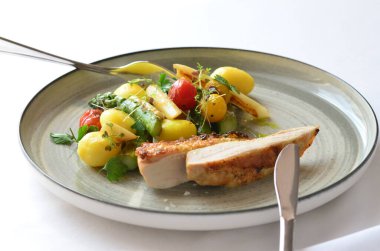 Kızarmış tavuk göğsü, sebze tabağı, bir restoranda servis edilen yemek.