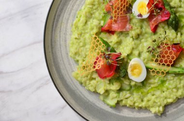 Sağlıklı süper yiyecekler, vejetaryen yeşil risotto ve taze mikro bitkiler, tütsülenmiş somon.