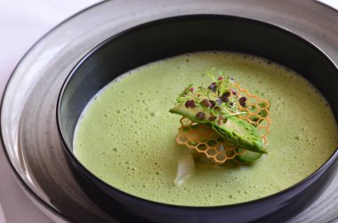 Siyah tabakta yeşil çorba. Yaklaş..