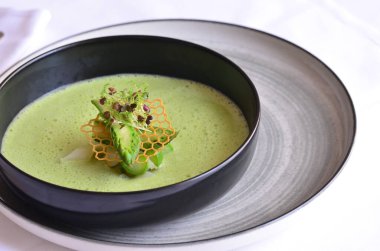 Siyah tabakta yeşil çorba. Yaklaş..