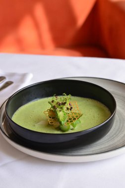 Siyah tabakta yeşil çorba. Yaklaş..