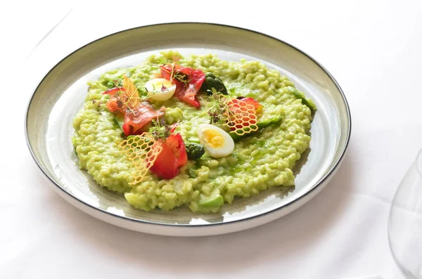 Sağlıklı süper yiyecekler, vejetaryen yeşil risotto ve taze mikro bitkiler, tütsülenmiş somon.