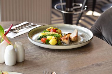 Kızarmış tavuk filetosu, patates ve kuşkonmaz.