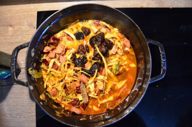 Lahana çorbası, lahana turşusu ve mantarlı kase.