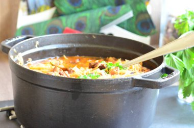 Geleneksel Polonya lahana çorbası, lahana turşulu, pastırmalı ve mantarlı Bigos.