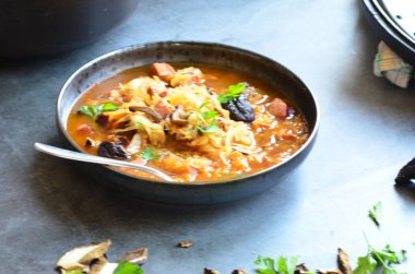 Geleneksel Polonya lahana çorbası, lahana turşulu, pastırmalı ve mantarlı Bigos.