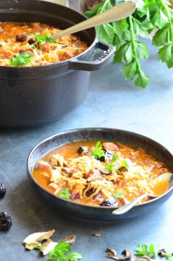 Geleneksel Polonya lahana çorbası, lahana turşulu, pastırmalı ve mantarlı Bigos.