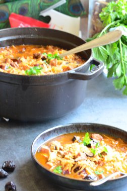 Geleneksel Polonya lahana çorbası, lahana turşulu, pastırmalı ve mantarlı Bigos.