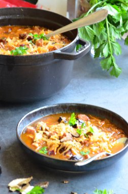 Geleneksel Polonya lahana çorbası, lahana turşulu, pastırmalı ve mantarlı Bigos.